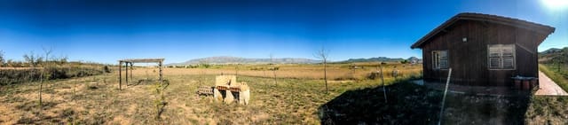 3 soveværelse Finca/Landehus til salg i Ubeda, Pinoso med swimmingpool - € 108.000 (Ref: 3605480)