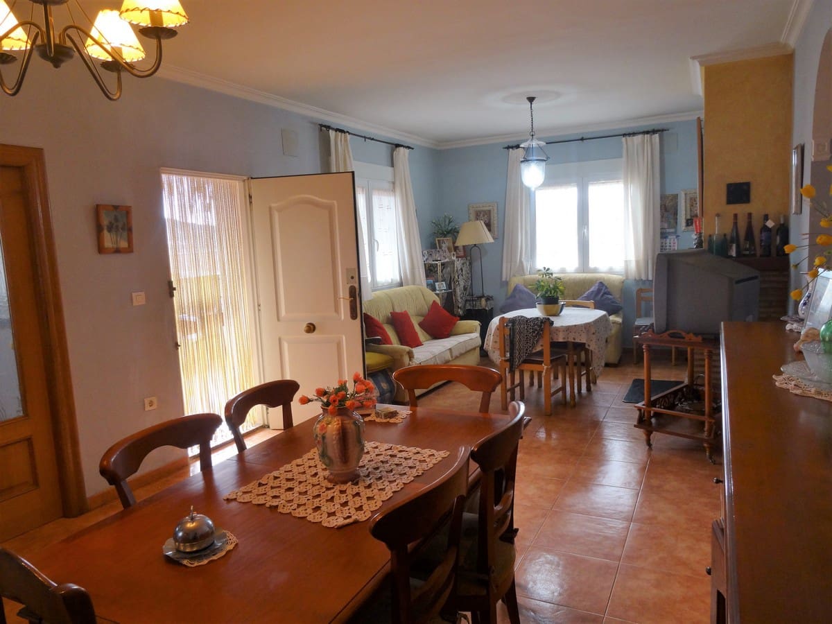 3 soveværelse Villa til salg i Yecla med swimmingpool - € 220.000 (Ref: 3668024)