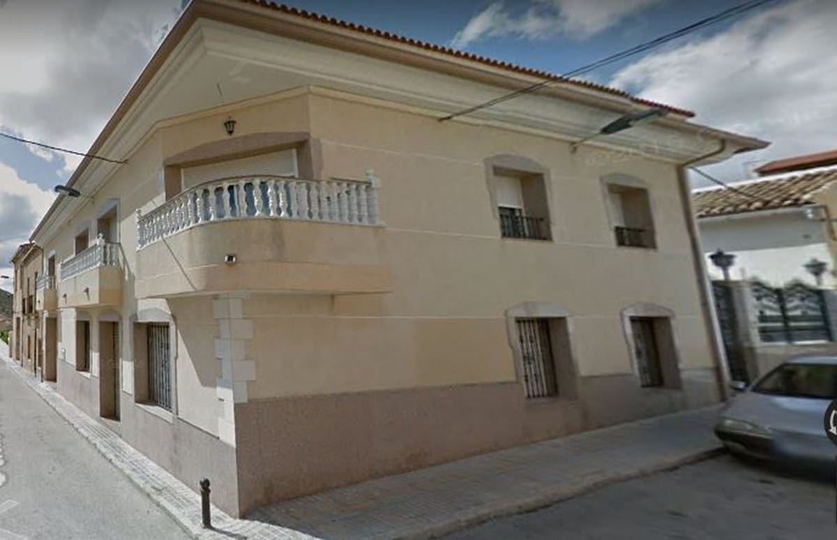 5 soveværelse Byhus til salg i L'Alguena / Alguenya med swimmingpool - € 249.000 (Ref: 3731357)