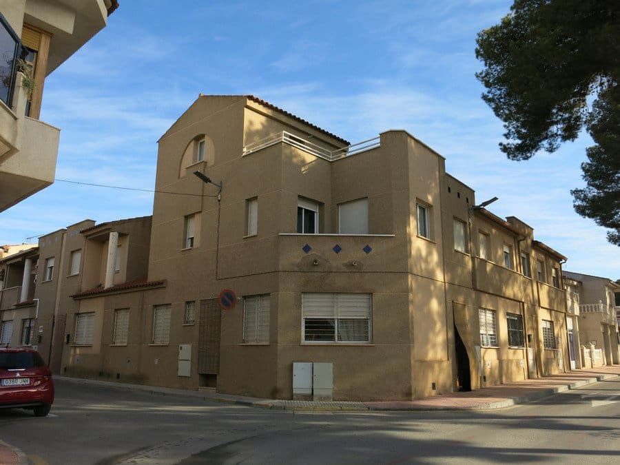 3 soveværelse Byhus til salg i Pinoso med swimmingpool - € 135.000 (Ref: 3803752)
