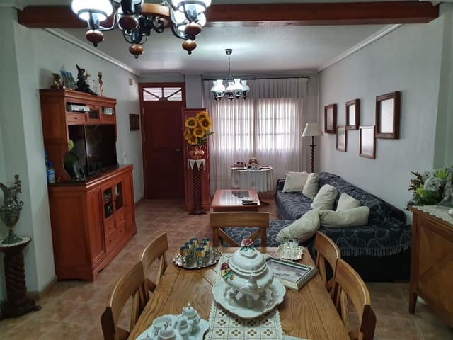 3 bedroom Townhouse for sale in Pinoso with pool - € 136,000 (Ref: 4878055)