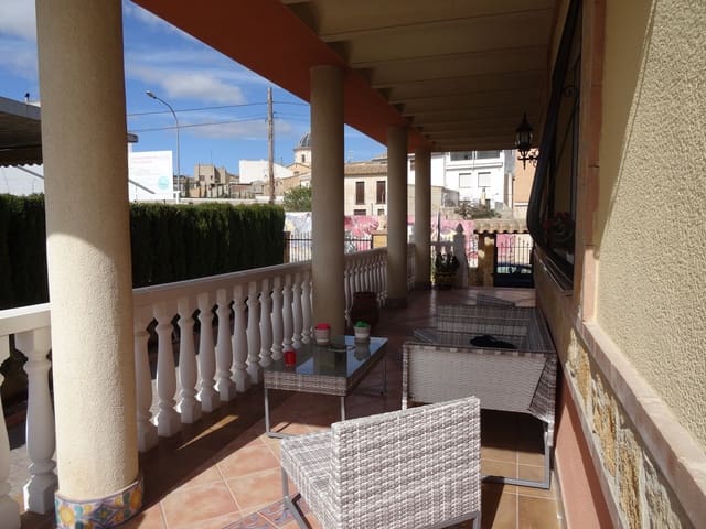 5 bedroom Townhouse for sale in Caudete with pool - € 315,000 (Ref: 5225961)