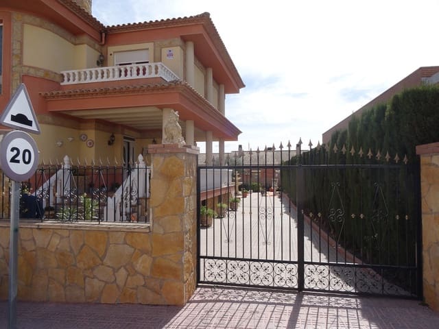 5 bedroom Townhouse for sale in Caudete with pool - € 315,000 (Ref: 5225961)