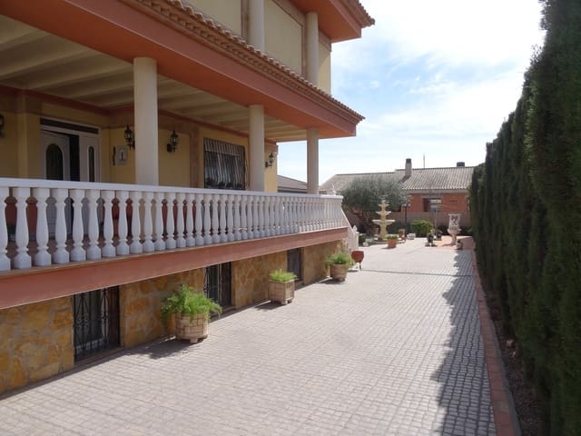 5 bedroom Townhouse for sale in Caudete with pool - € 315,000 (Ref: 5225961)