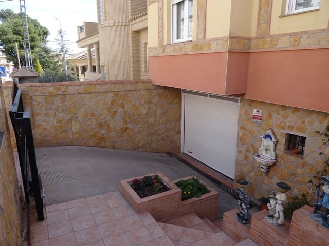 5 bedroom Townhouse for sale in Caudete with pool - € 315,000 (Ref: 5225961)