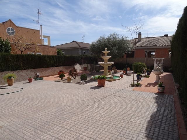 5 bedroom Townhouse for sale in Caudete with pool - € 315,000 (Ref: 5225961)