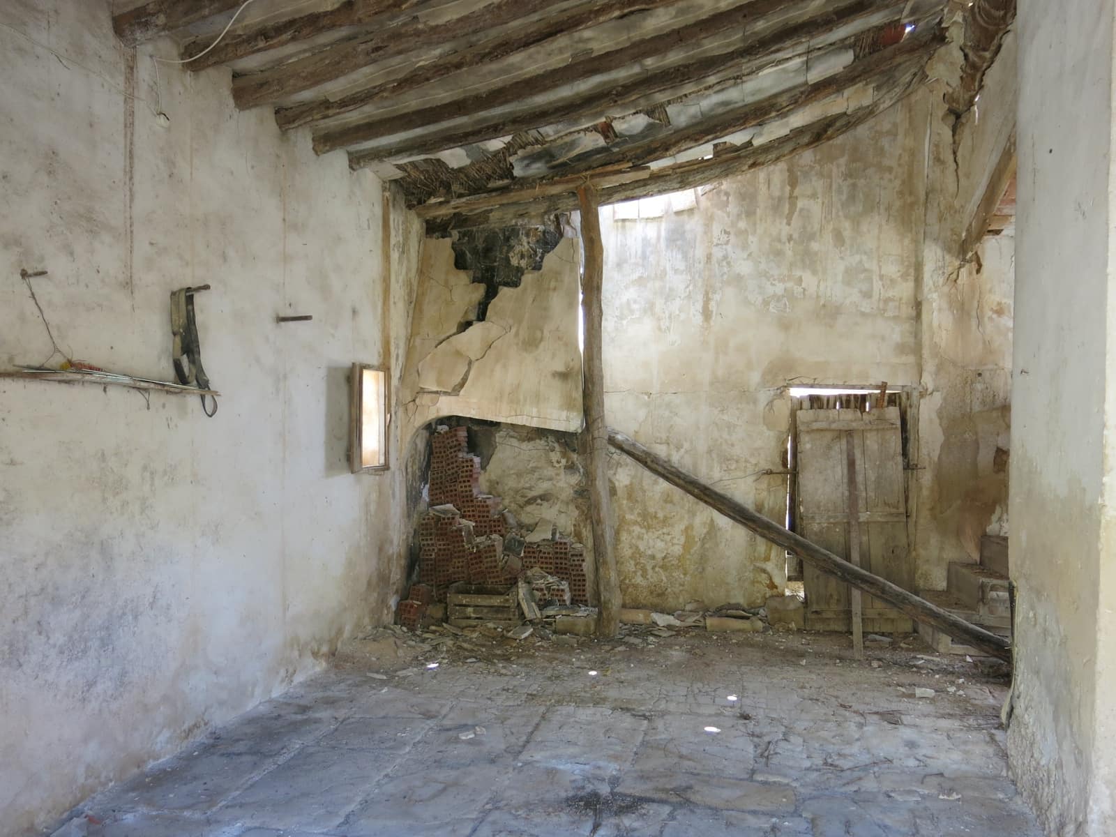 4 bedroom Finca/Country House for sale in Pinoso with pool - € 75,000 (Ref: 5421054)