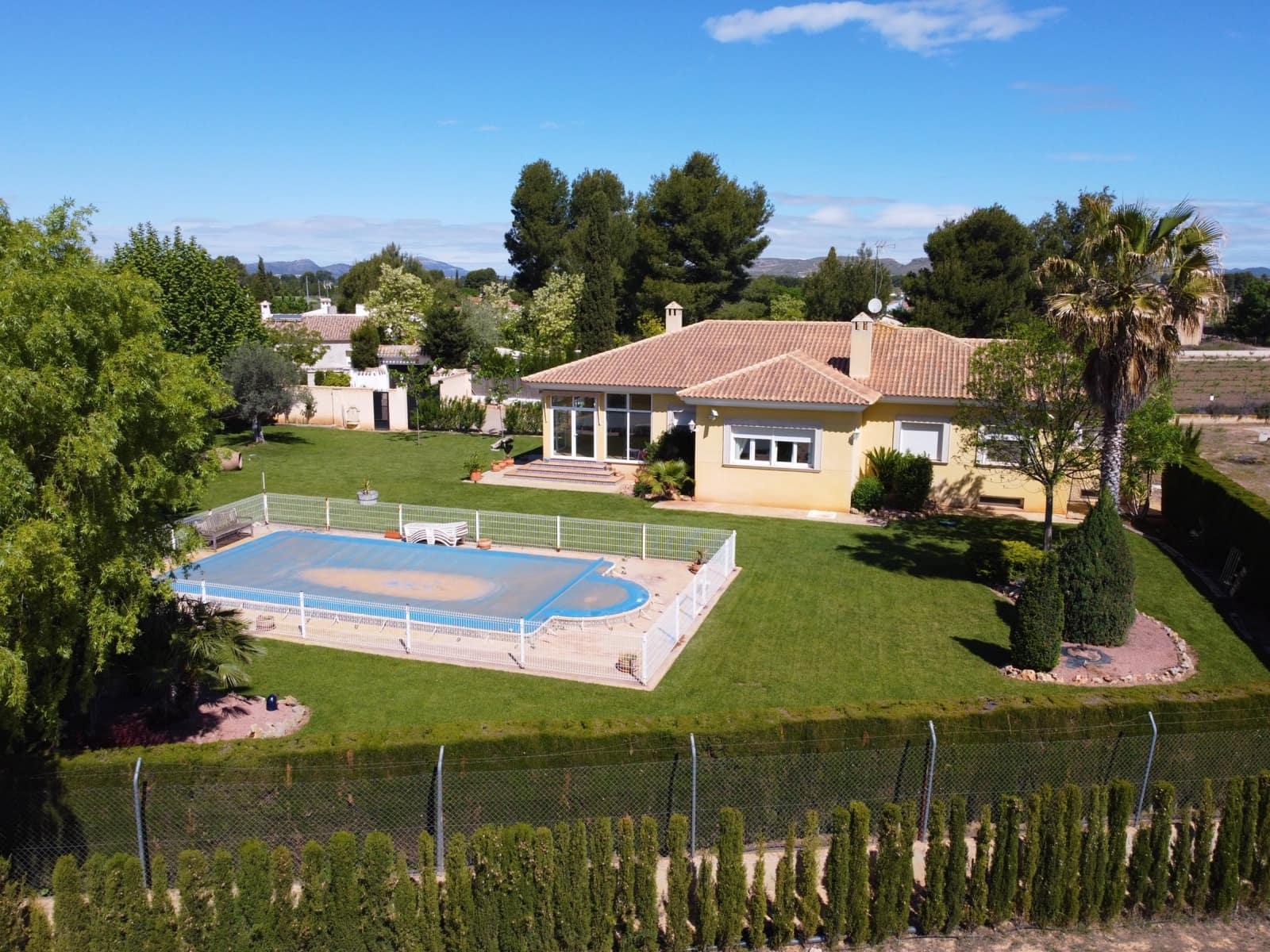 Chalet de 4 habitaciones en Yecla en venta con piscina - 475.000 € (Ref: 6077863)