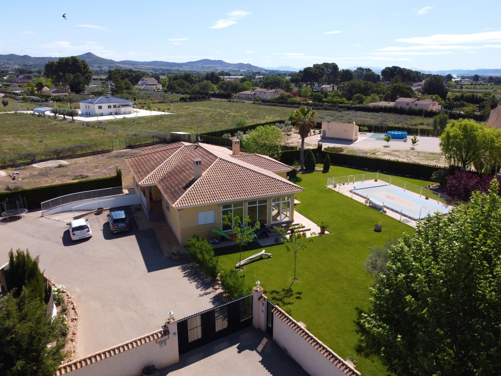 Chalet de 4 habitaciones en Yecla en venta con piscina - 475.000 € (Ref: 6077863)