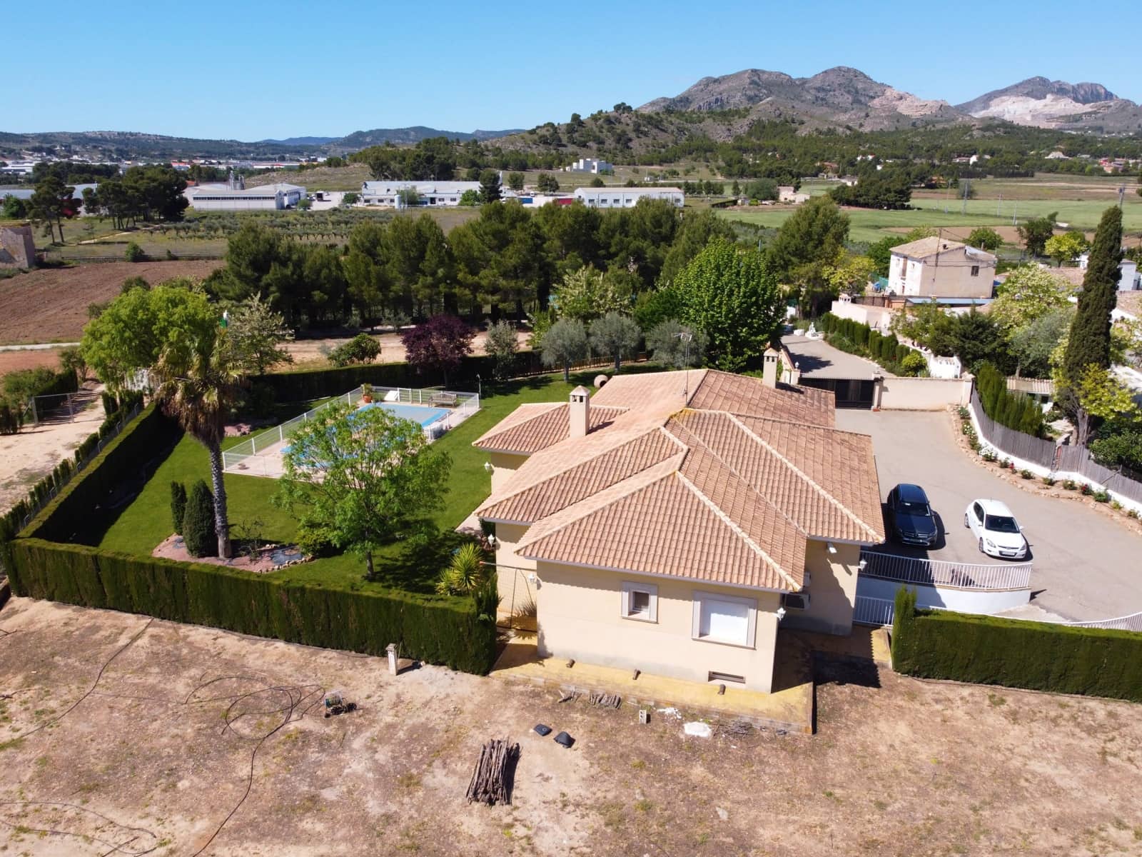 Chalet de 4 habitaciones en Yecla en venta con piscina - 475.000 € (Ref: 6077863)