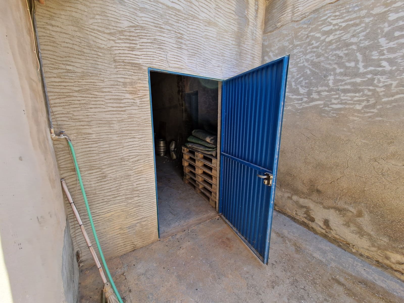 4 bedroom Restaurant/Bar for sale in Pinoso with pool - € 350,000 (Ref: 7046286)