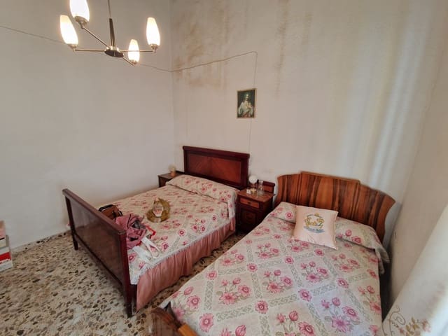 4 makuuhuone Omakotitalo myytävänä paikassa Barinas, Abanilla mukana uima-altaan - 66 000 € (Ref: 7178588)
