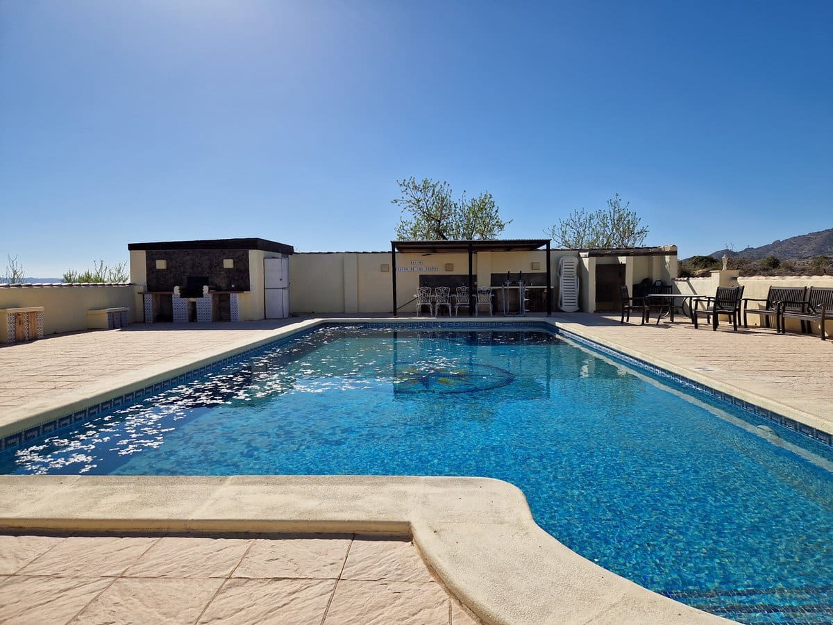 4 bedroom Villa for sale in Pinoso with pool - € 400,000 (Ref: 7460721)