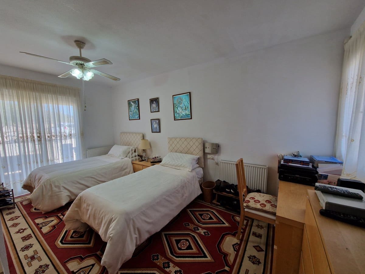 4 bedroom Villa for sale in Pinoso with pool - € 400,000 (Ref: 7460721)