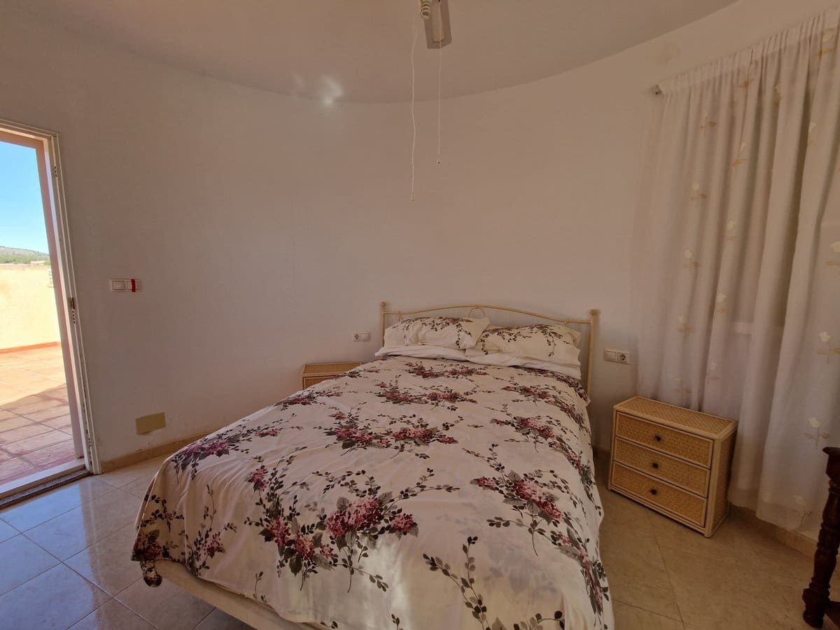4 bedroom Villa for sale in Pinoso with pool - € 400,000 (Ref: 7460721)