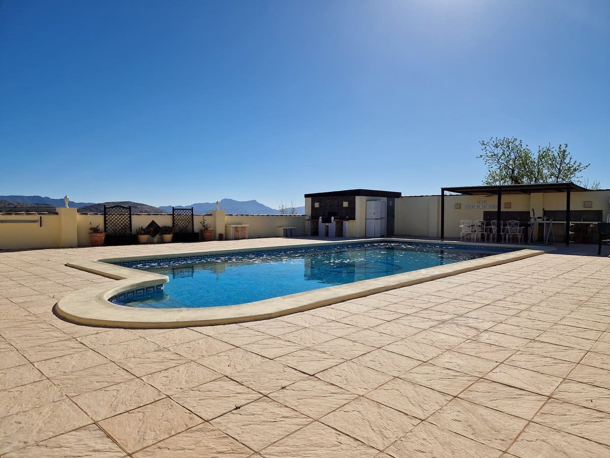 4 bedroom Villa for sale in Pinoso with pool - € 400,000 (Ref: 7460721)