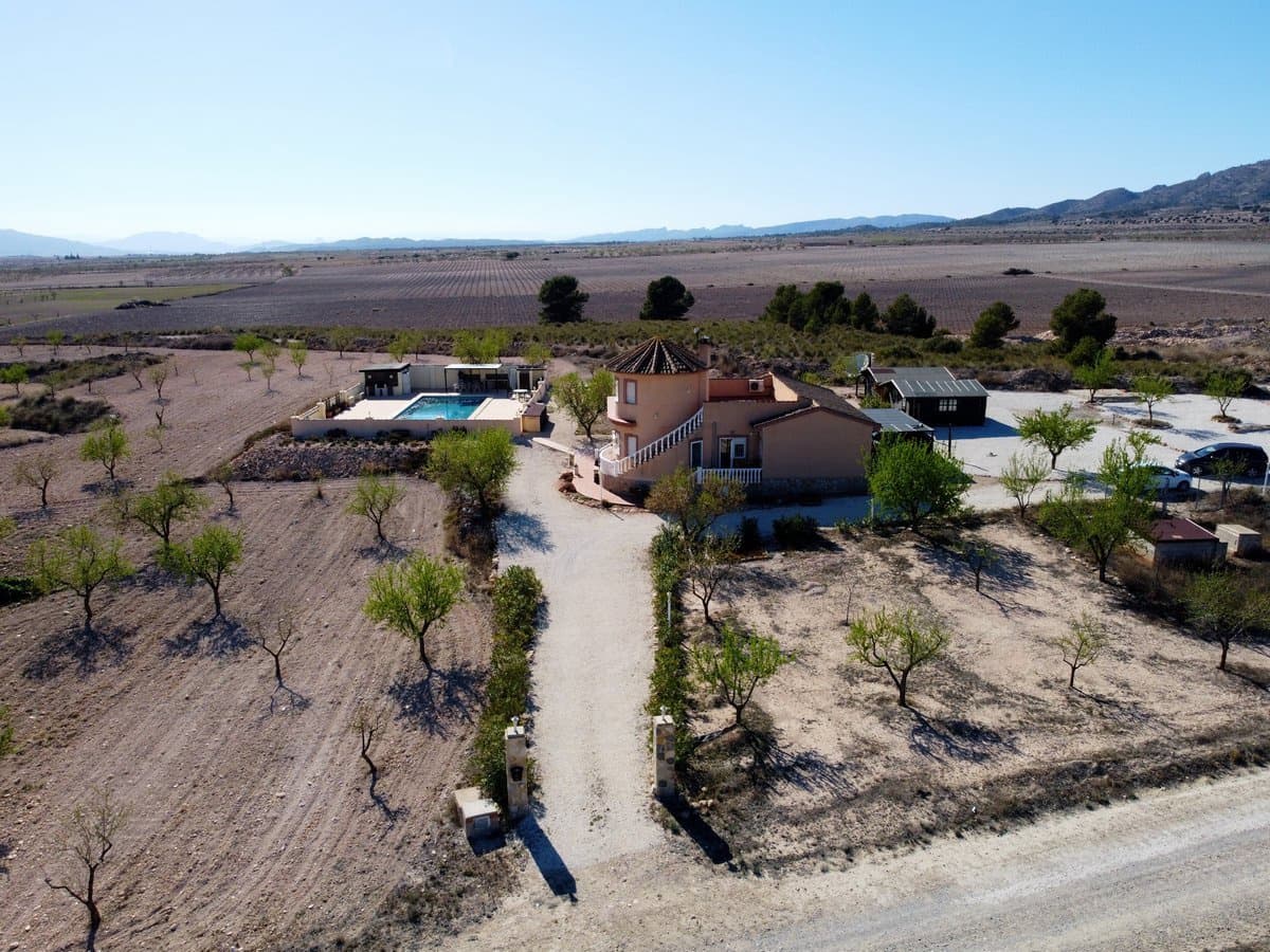 4 bedroom Villa for sale in Pinoso with pool - € 400,000 (Ref: 7460721)