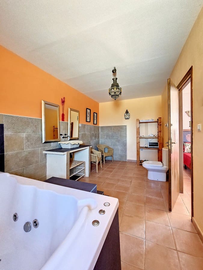 4 bedroom Finca/Country House for sale in Jumilla with pool - € 315,000 (Ref: 7668835)