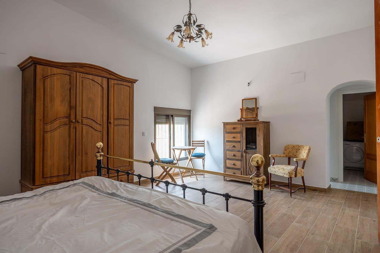 6 bedroom Finca/Country House for sale in Pinoso with pool - € 299,950 (Ref: 7775550)