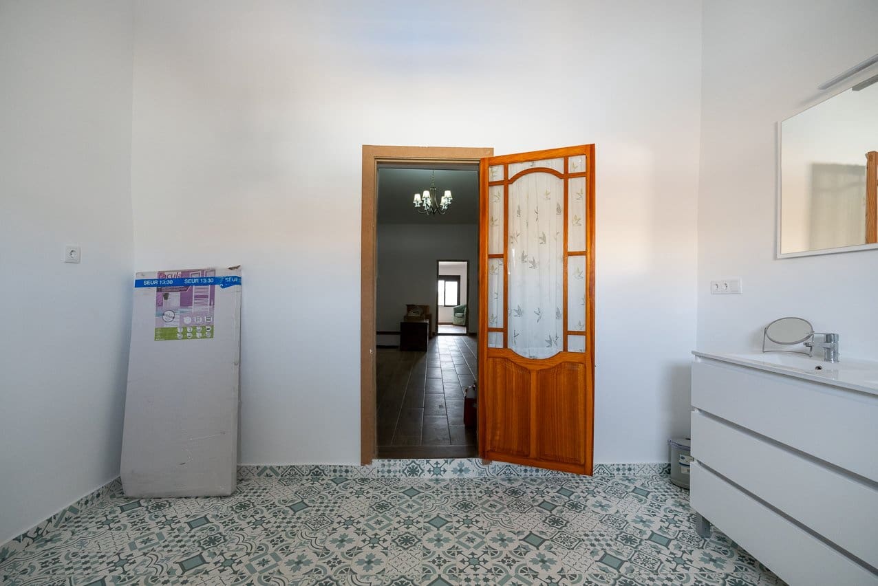 6 bedroom Finca/Country House for sale in Pinoso with pool - € 299,950 (Ref: 7775550)