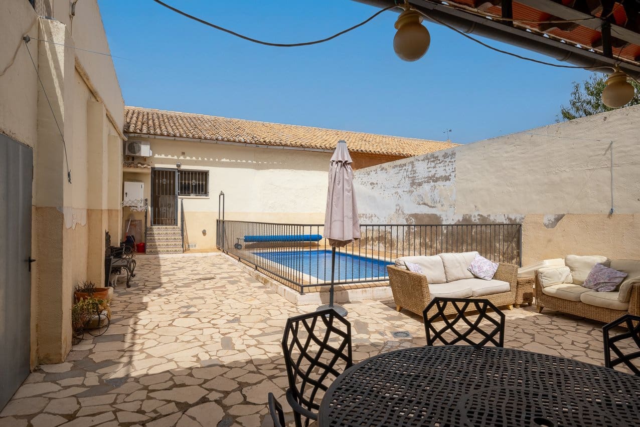 6 bedroom Finca/Country House for sale in Pinoso with pool - € 299,950 (Ref: 7775550)