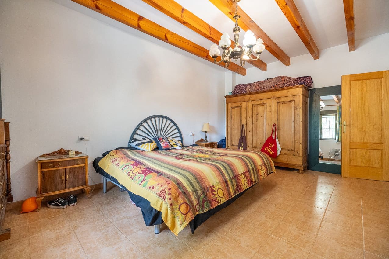 6 bedroom Finca/Country House for sale in Pinoso with pool - € 299,950 (Ref: 7775550)