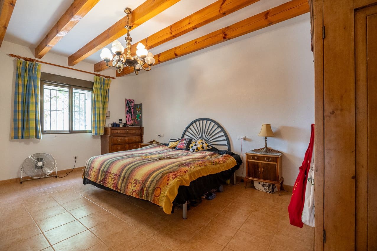 6 bedroom Finca/Country House for sale in Pinoso with pool - € 299,950 (Ref: 7775550)