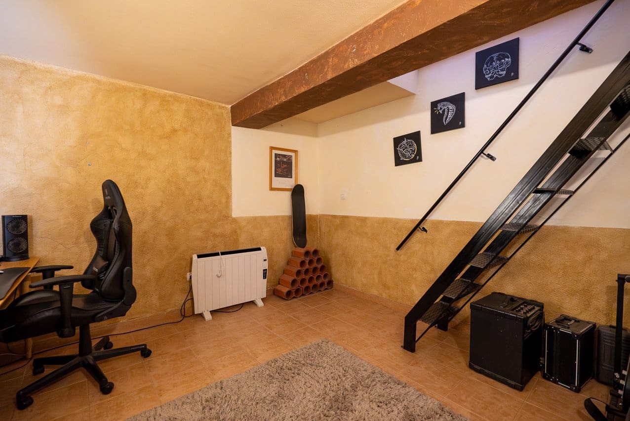 6 bedroom Finca/Country House for sale in Pinoso with pool - € 299,950 (Ref: 7775550)