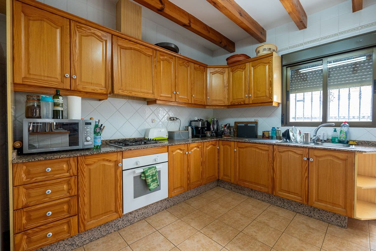 6 bedroom Finca/Country House for sale in Pinoso with pool - € 299,950 (Ref: 7775550)