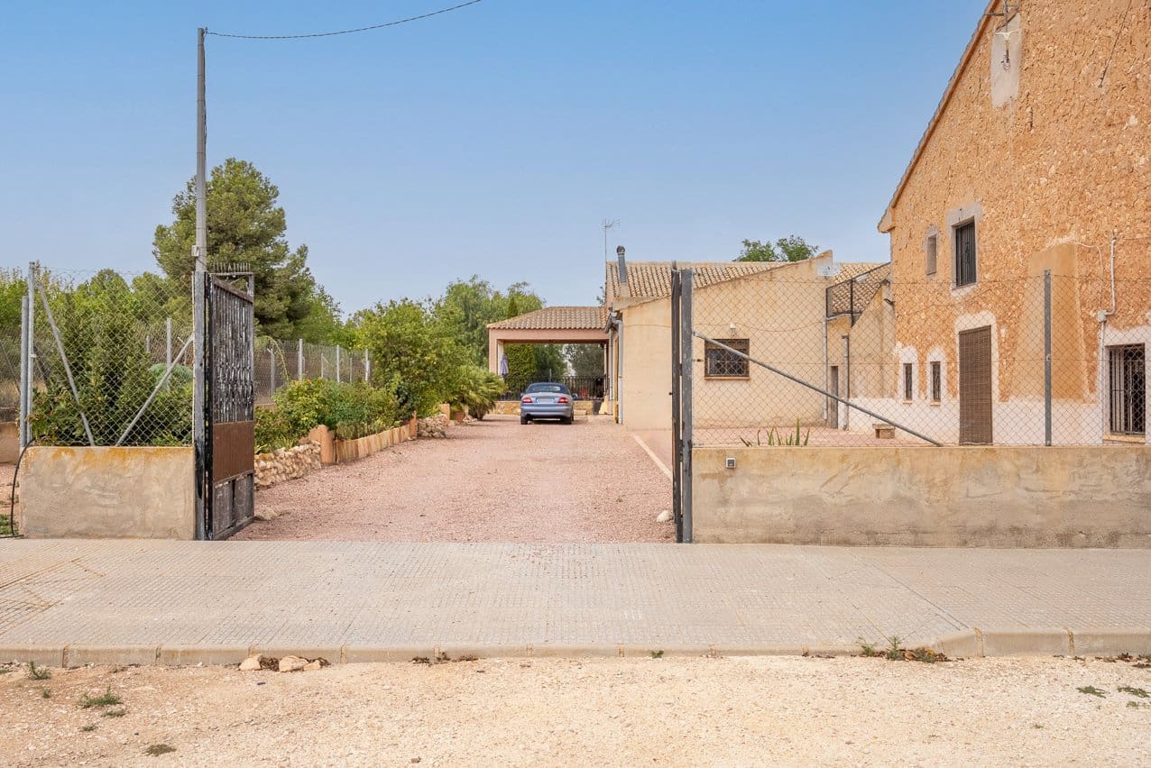 6 bedroom Finca/Country House for sale in Pinoso with pool - € 299,950 (Ref: 7775550)