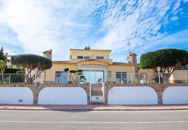 4 bedroom Villa for sale in Algorfa with pool - € 770,000 (Ref: 7863871)