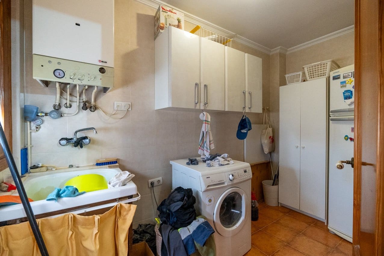 5 bedroom Townhouse for sale in Pinoso with pool - € 350,000 (Ref: 7878625)