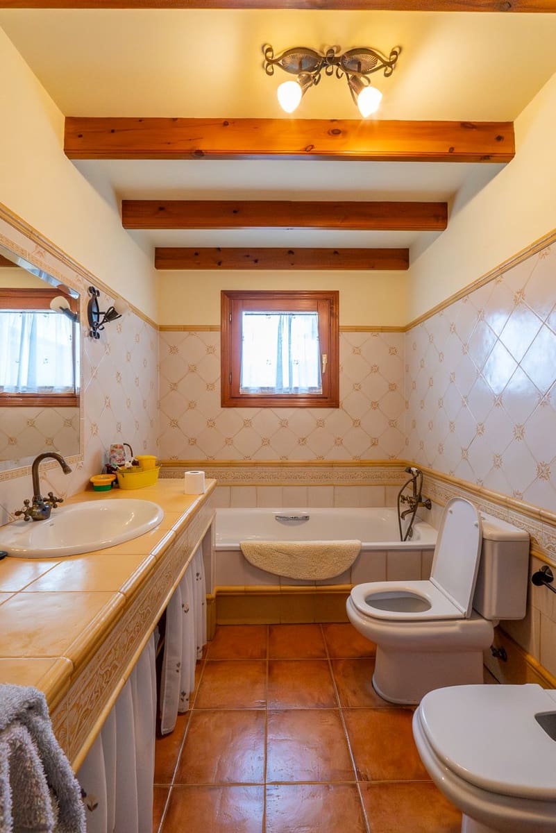 5 bedroom Townhouse for sale in Pinoso with pool - € 350,000 (Ref: 7878625)