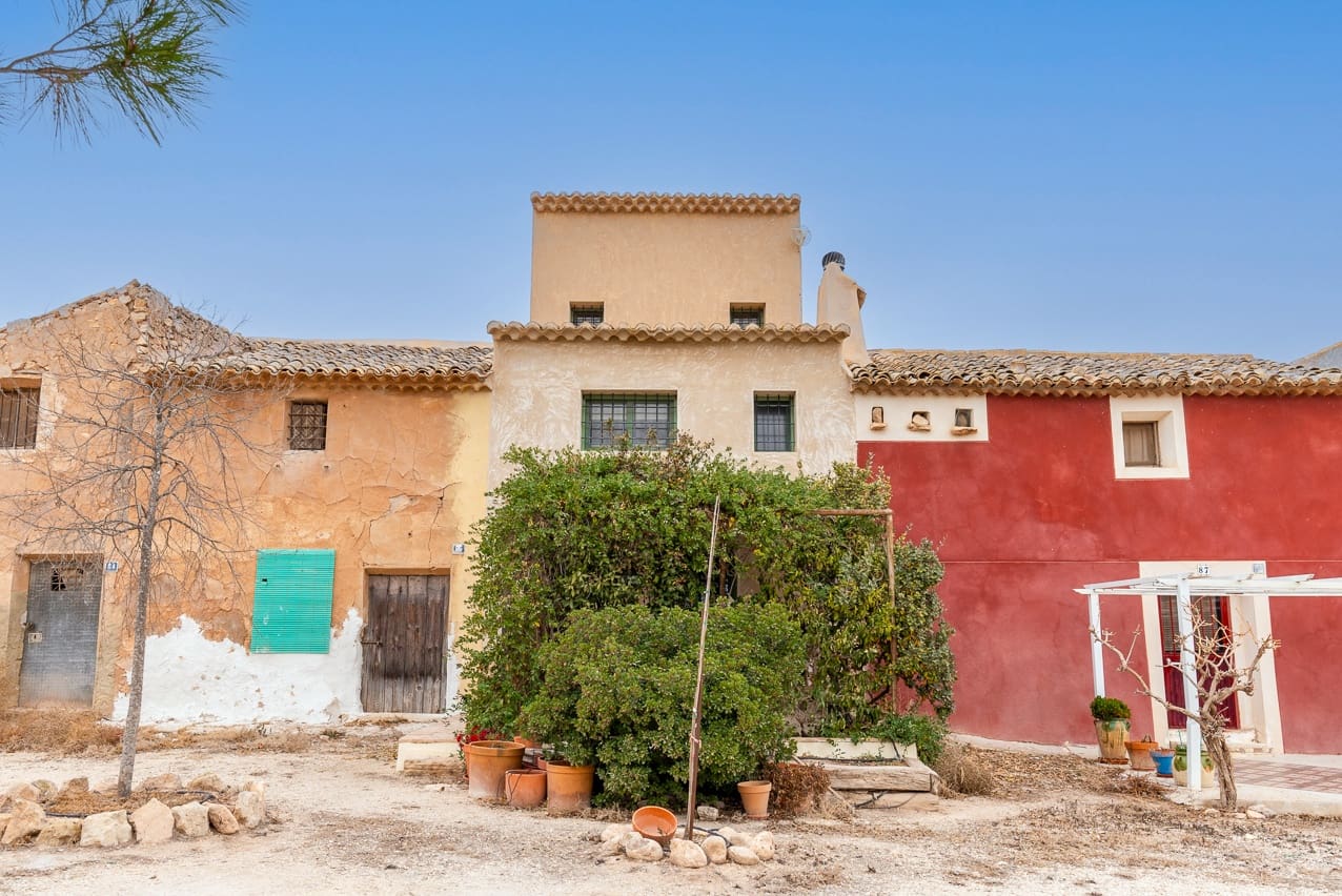 3 soveværelse Finca/Landehus til salg i Pinoso med swimmingpool - € 149.000 (Ref: 8012855)