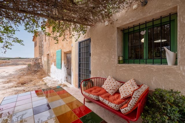 3 soveværelse Finca/Landehus til salg i Pinoso med swimmingpool - € 149.000 (Ref: 8012855)