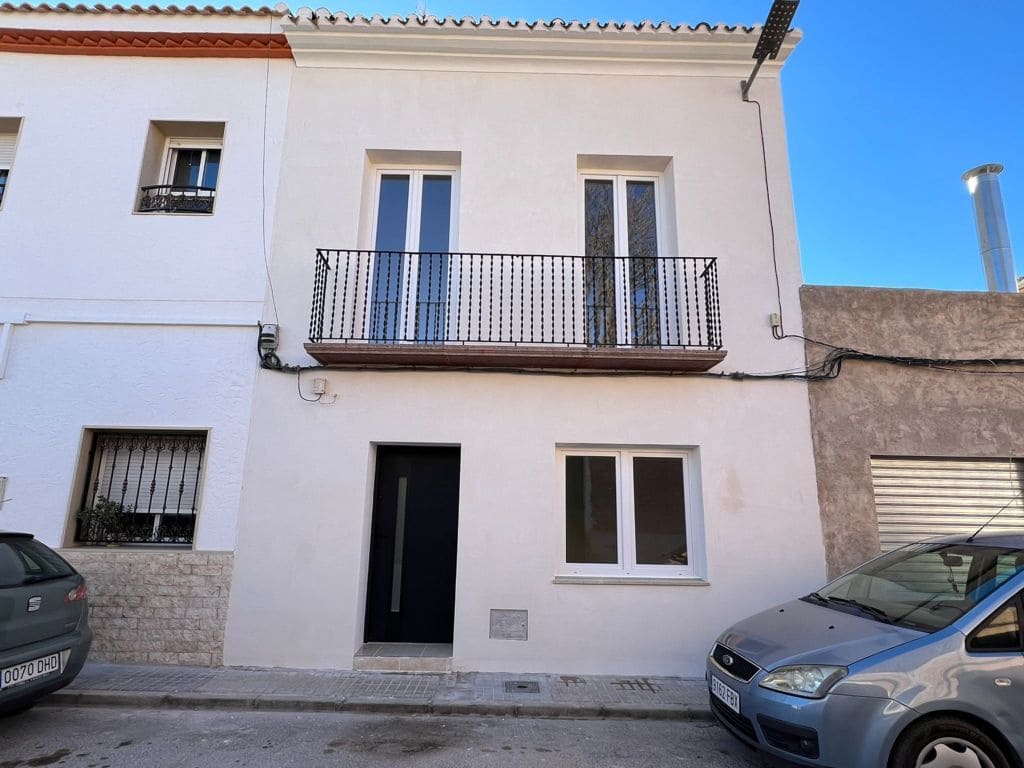 3 soveværelse Byhus til salg i Pinoso med swimmingpool - € 165.000 (Ref: 8101022)