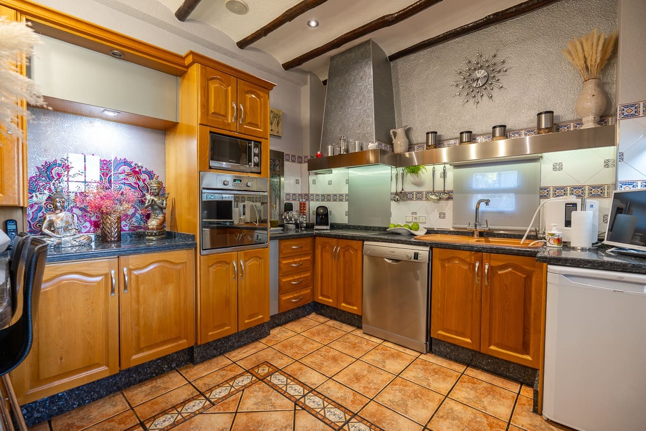 5 soveværelse Villa til salg i Elda med swimmingpool - € 649.000 (Ref: 8242331)