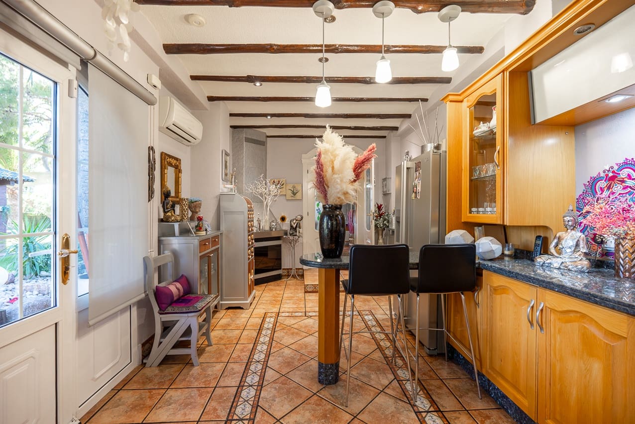 5 soveværelse Villa til salg i Elda med swimmingpool - € 649.000 (Ref: 8242331)