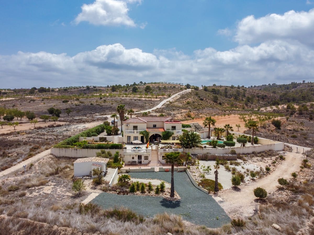 7 bedroom Villa for sale in Barbarroja with pool - € 534,995 (Ref: 8338993)