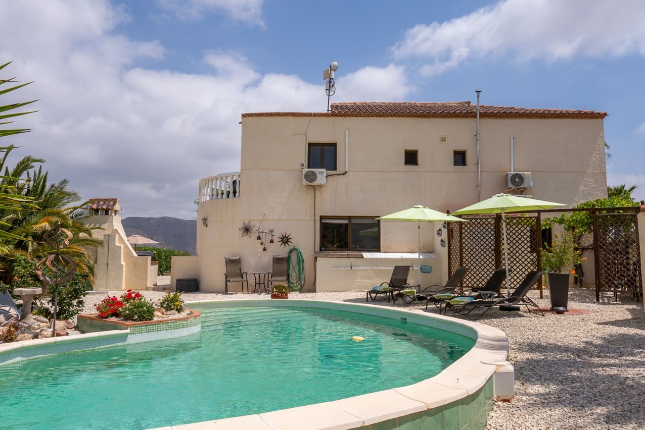 7 bedroom Villa for sale in Barbarroja with pool - € 534,995 (Ref: 8338993)