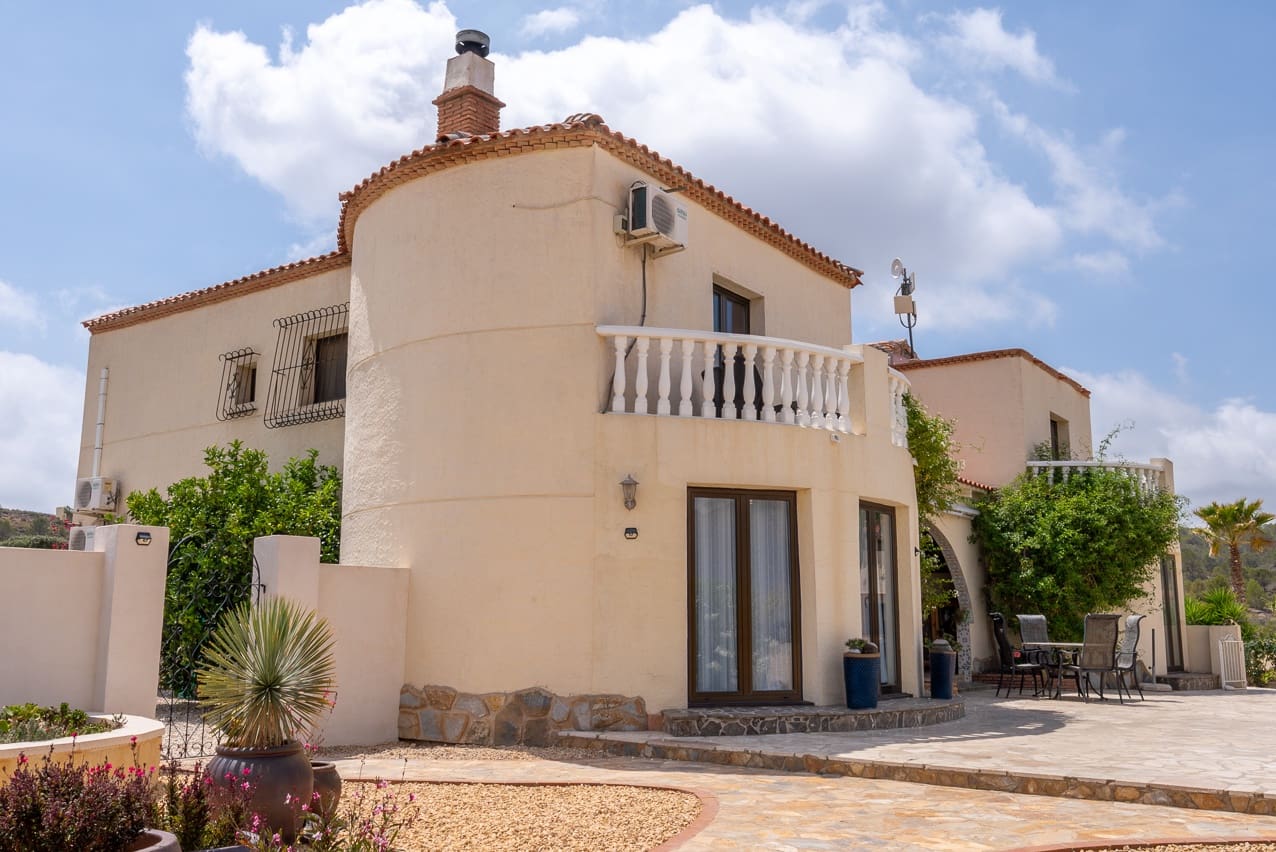 7 bedroom Villa for sale in Barbarroja with pool - € 534,995 (Ref: 8338993)