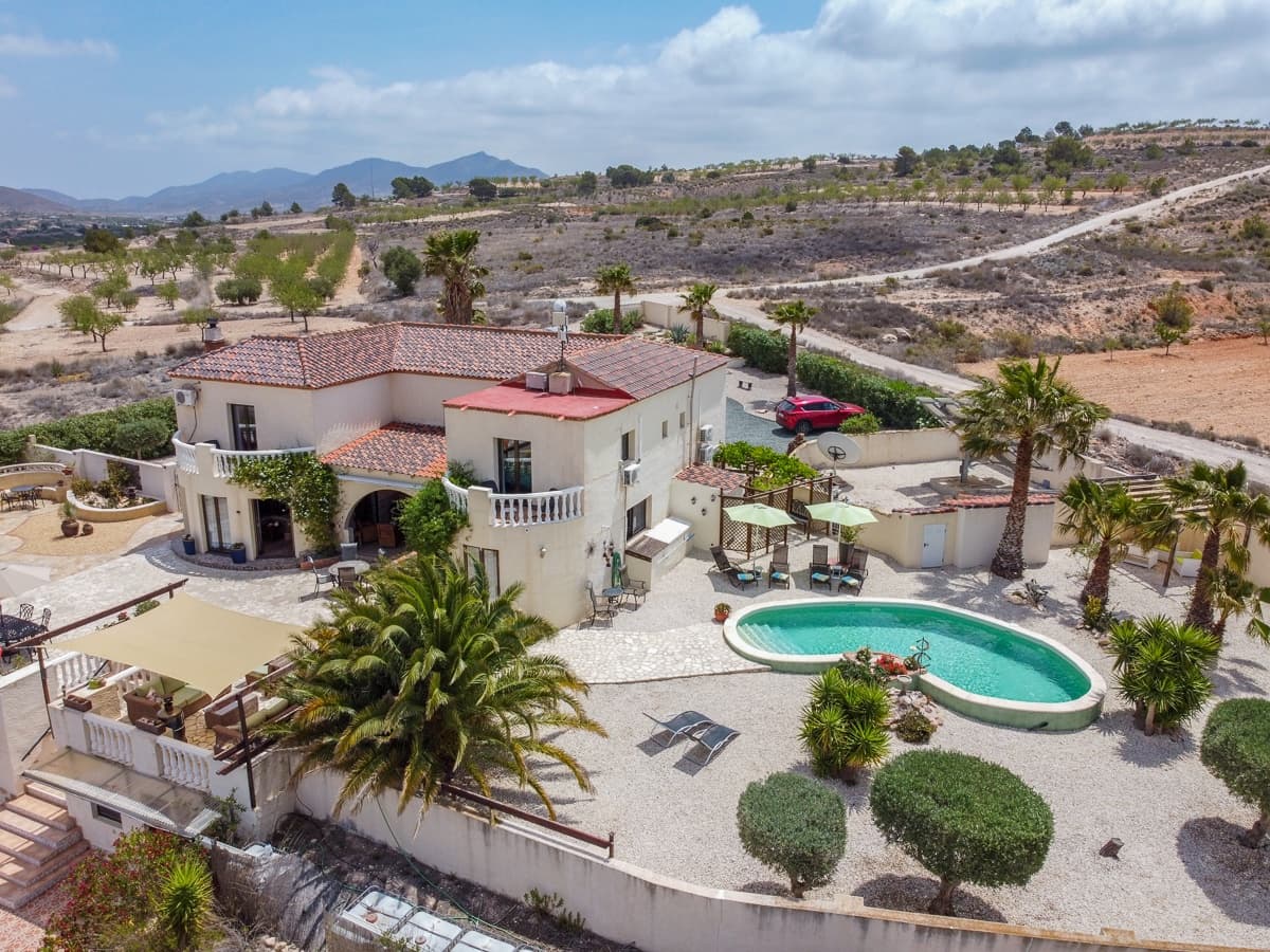 7 bedroom Villa for sale in Barbarroja with pool - € 534,995 (Ref: 8338993)