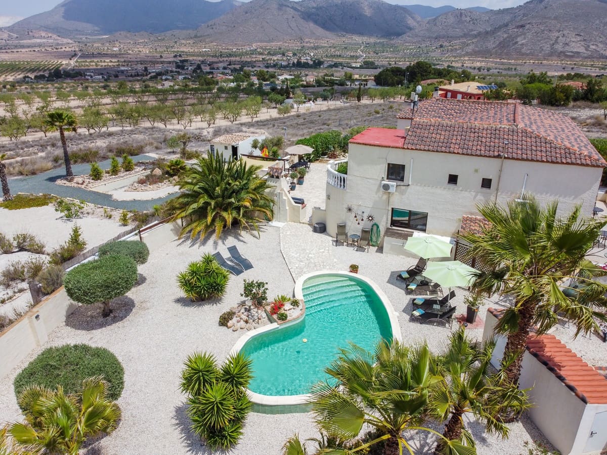 7 bedroom Villa for sale in Barbarroja with pool - € 534,995 (Ref: 8338993)