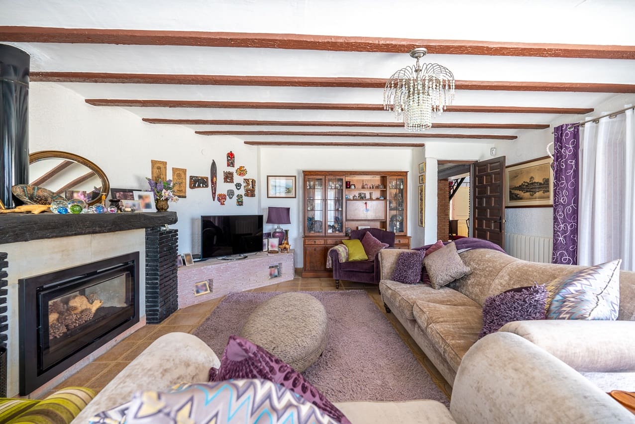 7 bedroom Villa for sale in Barbarroja with pool - € 534,995 (Ref: 8338993)