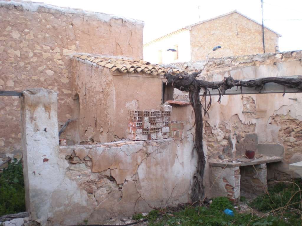 6 slaapkamer Finca/Landhuis te koop in L'Alguena / Alguenya met zwembad - € 60.000 (Ref: 8437943)