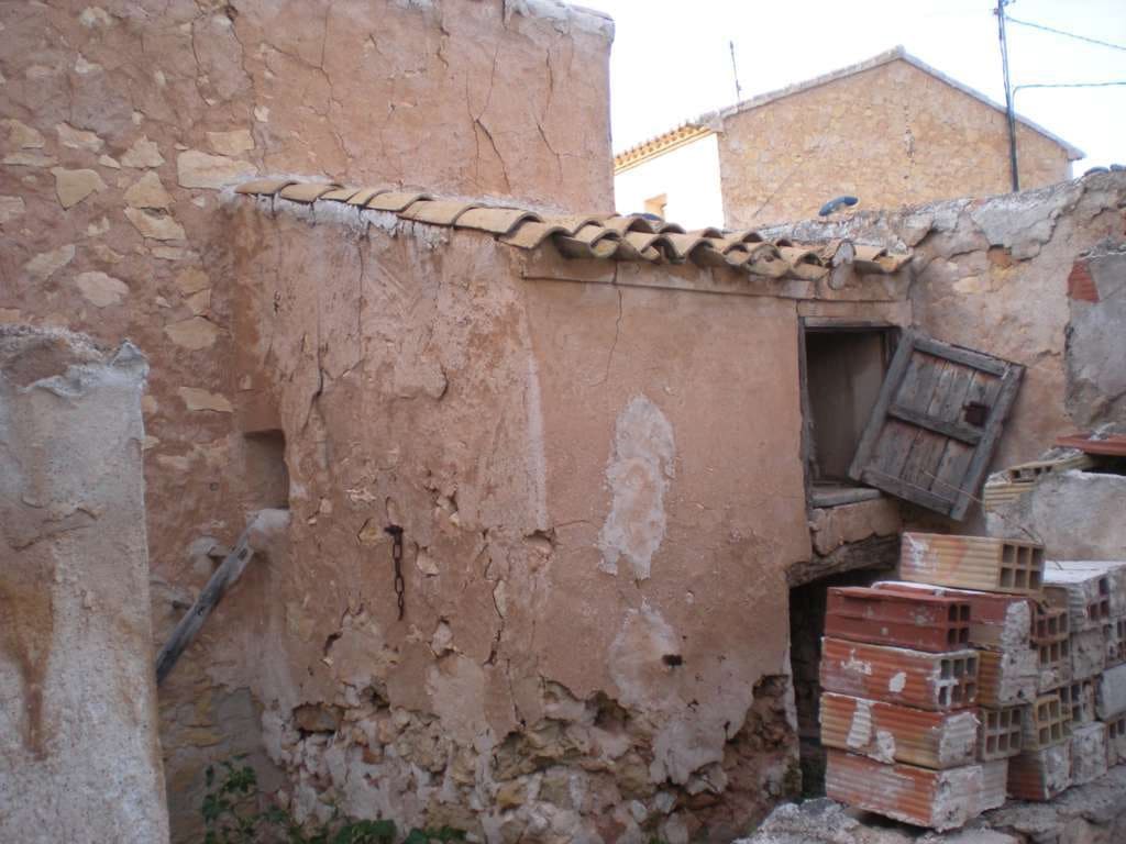 6 slaapkamer Finca/Landhuis te koop in L'Alguena / Alguenya met zwembad - € 60.000 (Ref: 8437943)