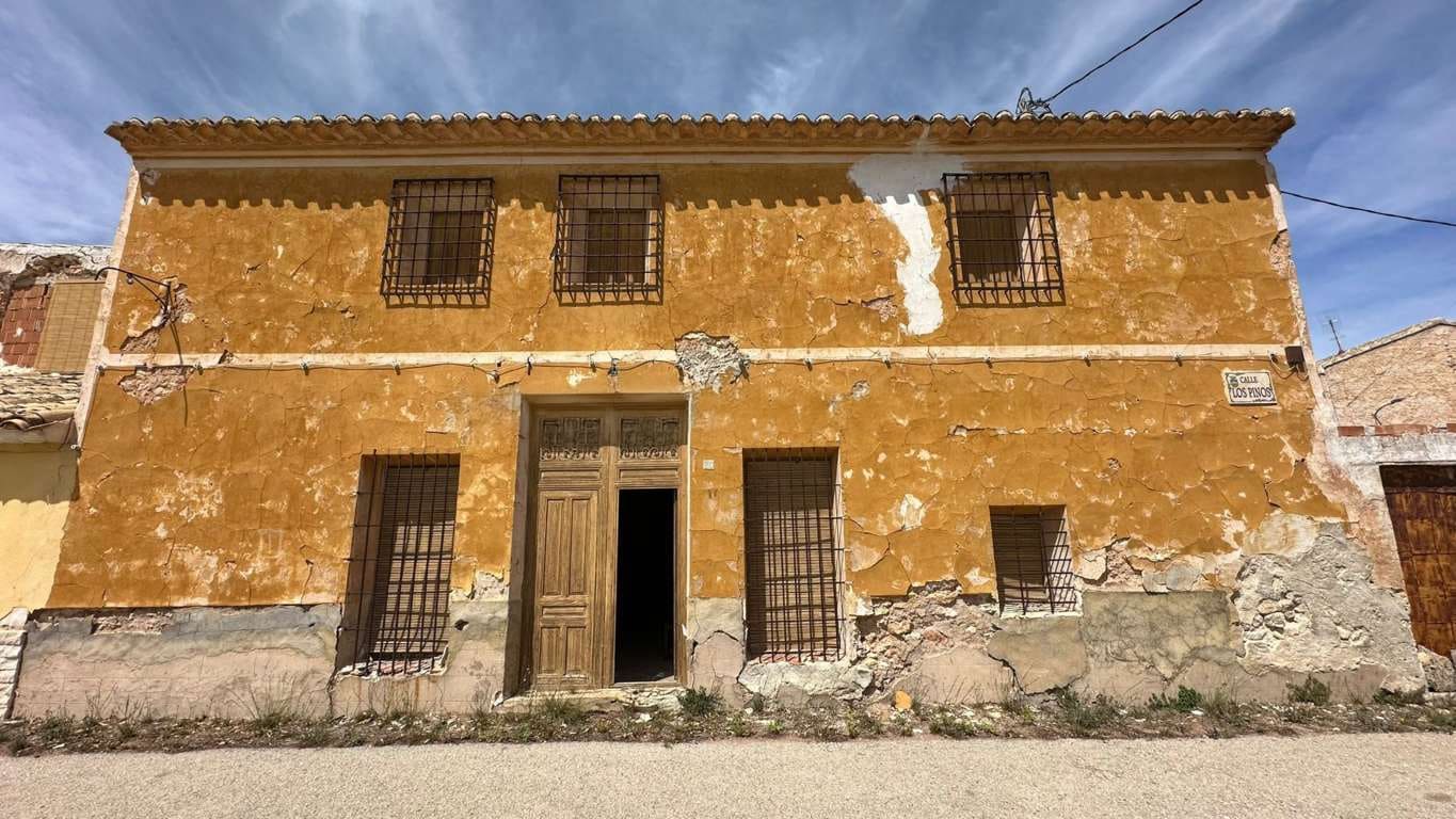 6 slaapkamer Finca/Landhuis te koop in L'Alguena / Alguenya met zwembad - € 60.000 (Ref: 8437943)