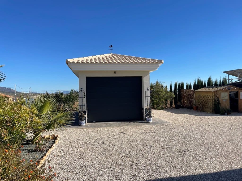 3 bedroom Villa for sale in Pinoso with pool - € 332,000 (Ref: 8463078)