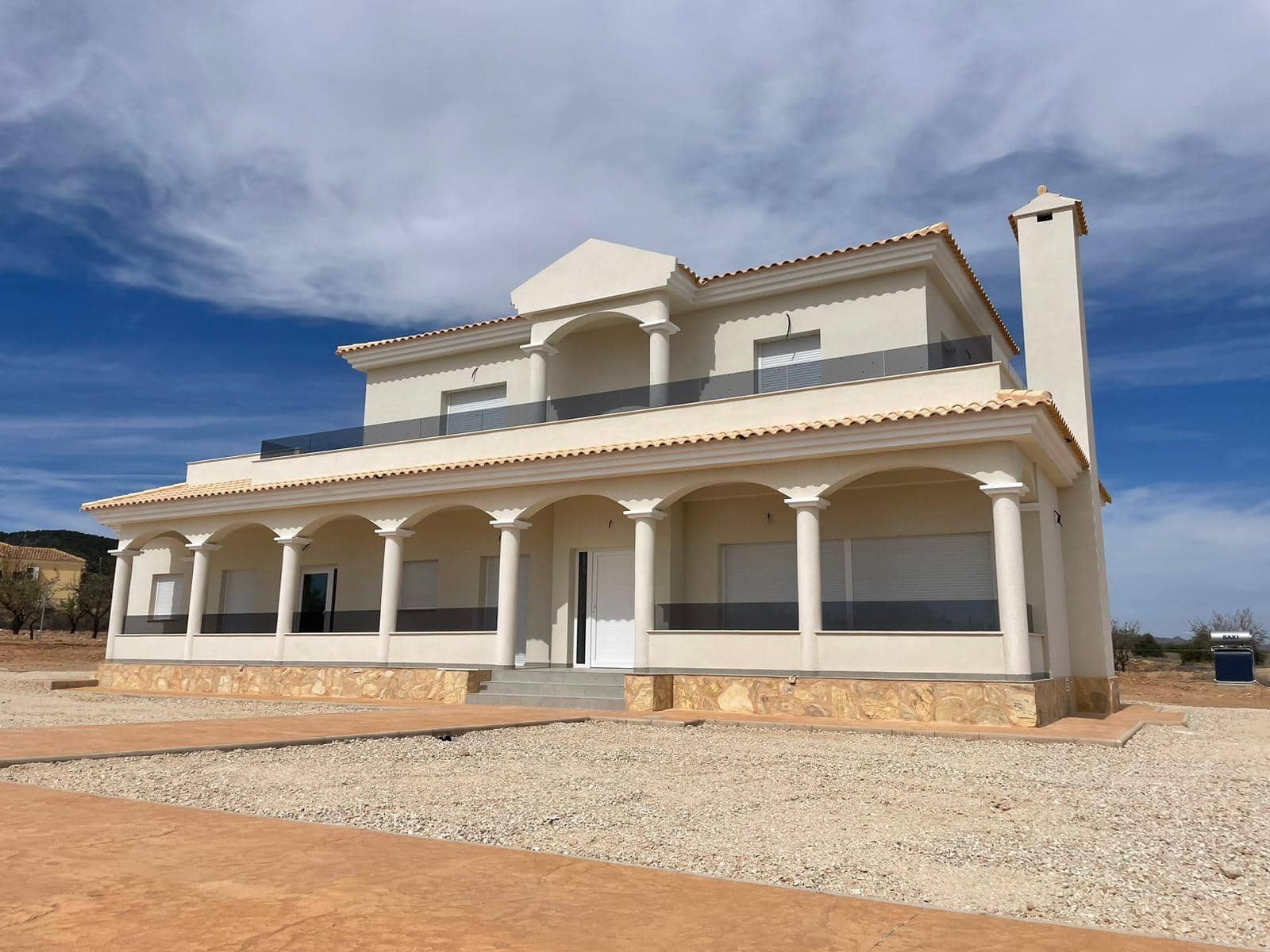 6 bedroom Villa for sale in Pinoso with pool - € 487,000 (Ref: 8463080)