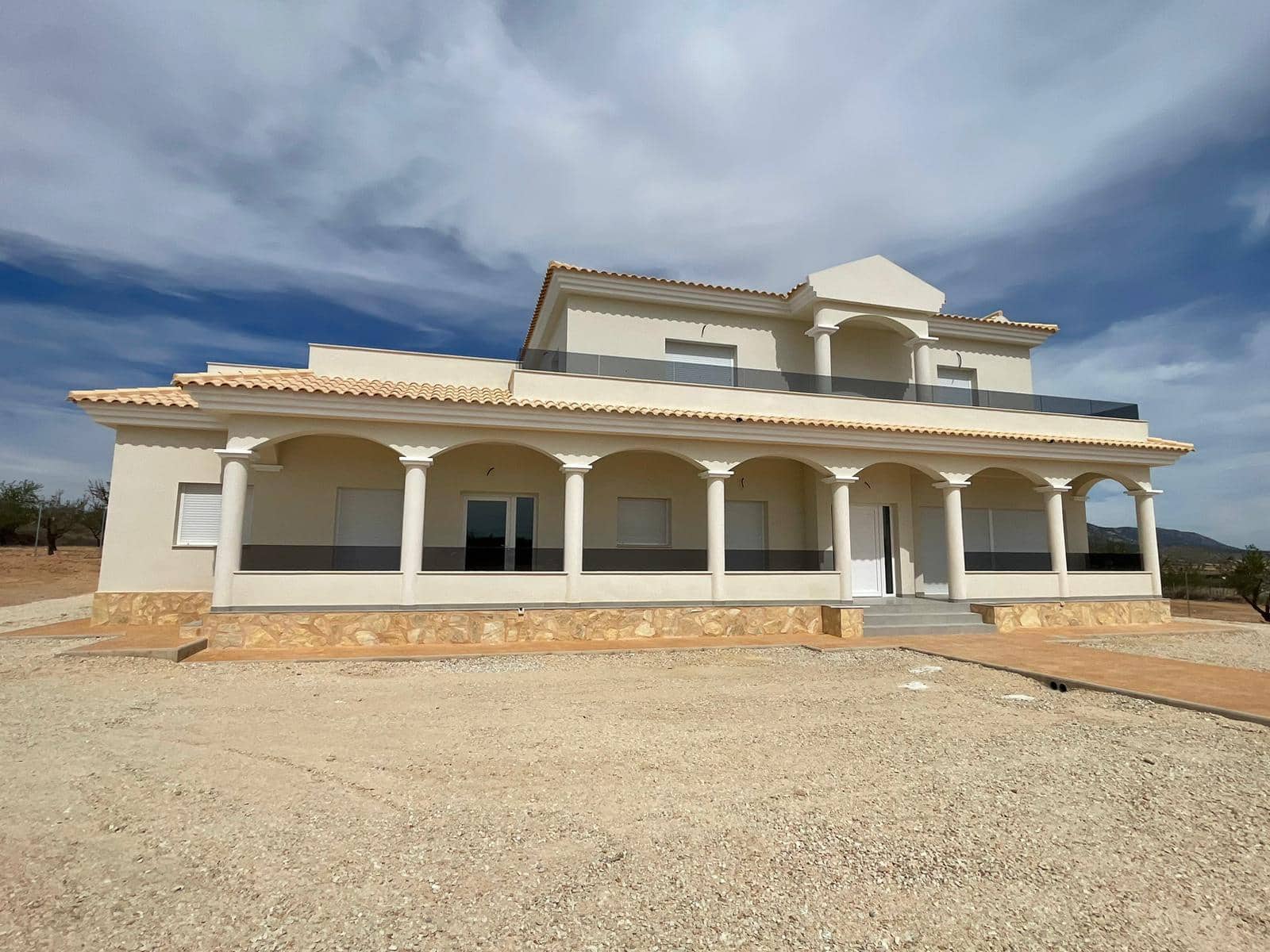 6 bedroom Villa for sale in Pinoso with pool - € 487,000 (Ref: 8463080)